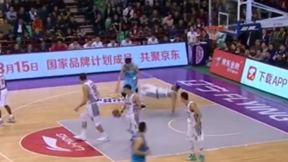 力量大增!周琦轻轻一撞220斤白魔兽瞬间被顶飞