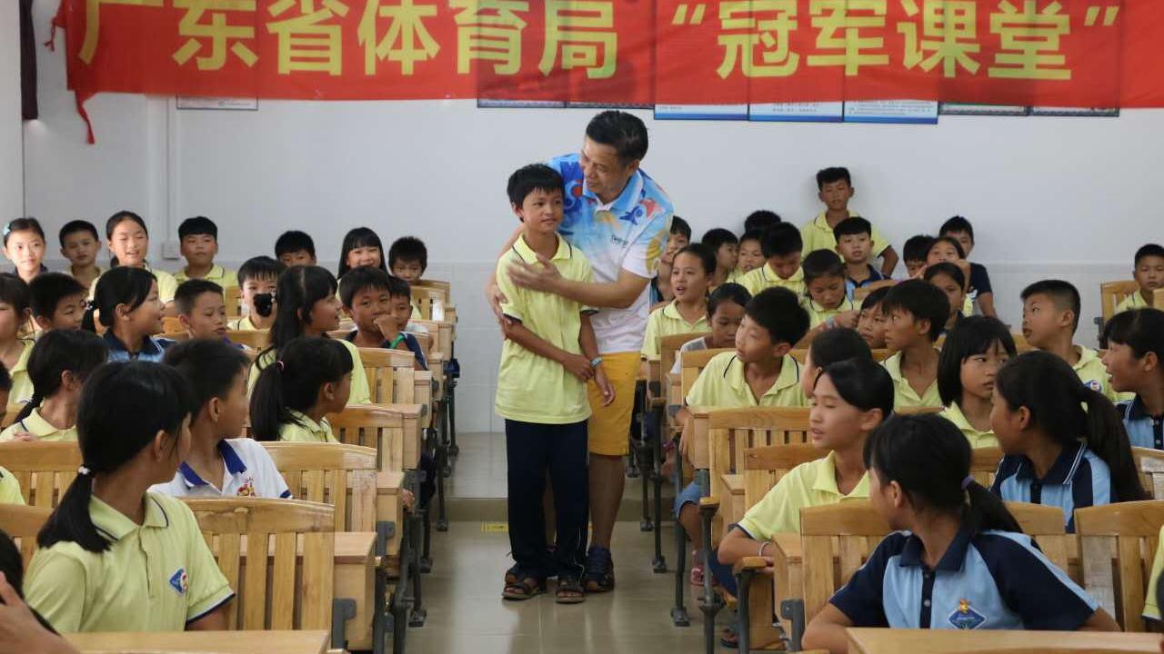 小威首晒爱女照片 宝宝可爱惹人怜