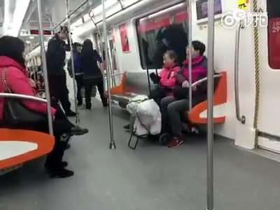 [视频]杭州地铁现“咆哮女”：我就是没道德