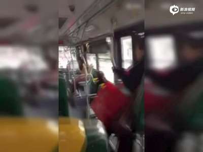 [视频]实拍女子上海公交车上脱光上衣 众阿姨劝阻