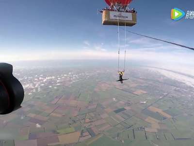 [视频]美女3000米高空玩热气球 倒吊破世界纪录