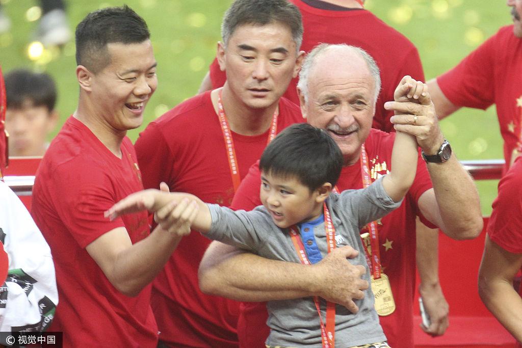 2017中超:冠军颁奖举行 恒大淘宝夺冠球员携家