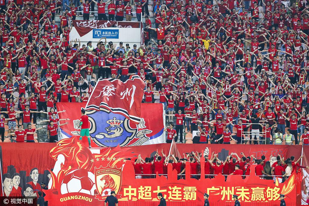 2017中超:冠军颁奖举行 恒大淘宝夺冠球员携家