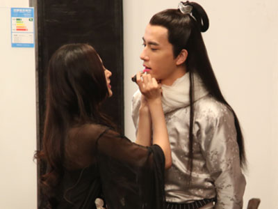 张天爱给九王画妖媚装