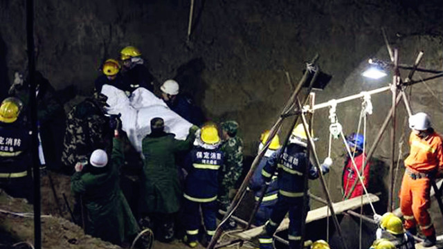 实拍保定坠井儿童被救出瞬间