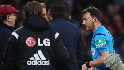 奇葩!中乙球员围殴裁判 比赛66分钟提前结束