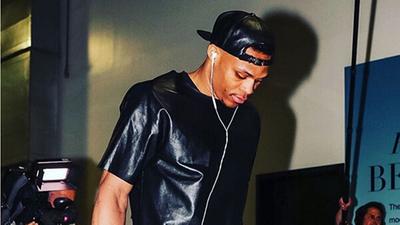 走在时尚前沿!威少皮衣皮裤潮范儿入场引关注