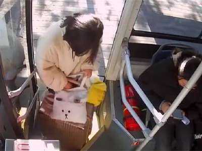 女孩手机被偷身无分文，公交司机赠50元