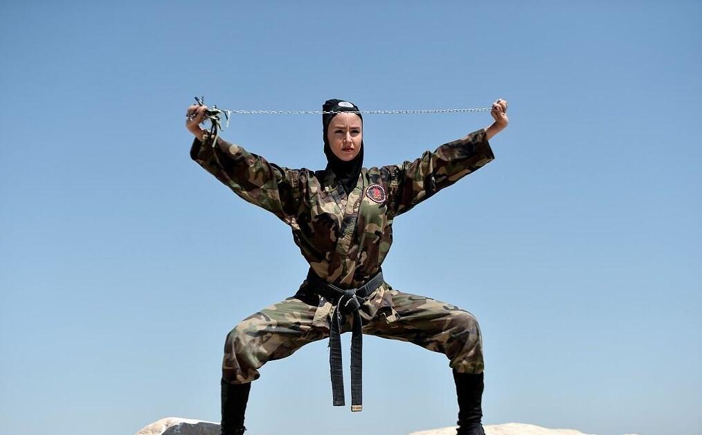 厉害了!伊朗女忍者戴头巾练习格斗术