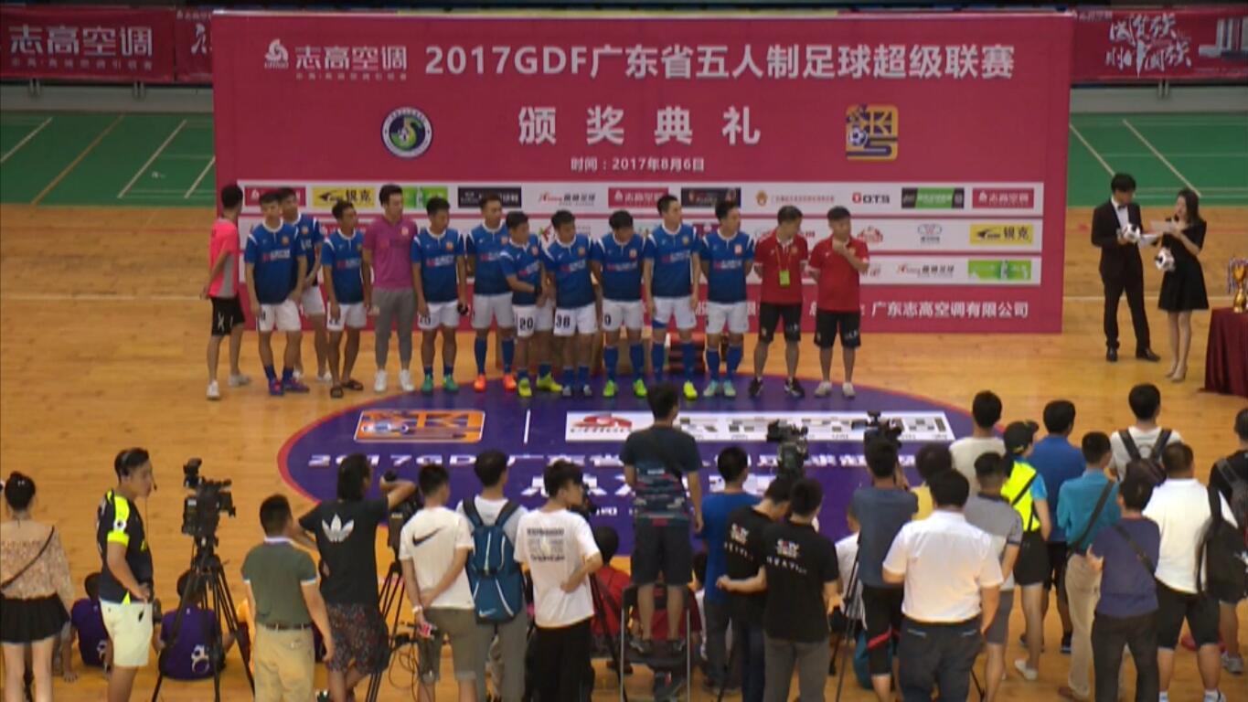 老年摄影列队长枪短炮 围观第五届粤女五甲