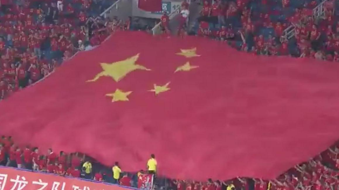 红旗飘飘! 巨幅五星红旗亮相武汉体育中心看台