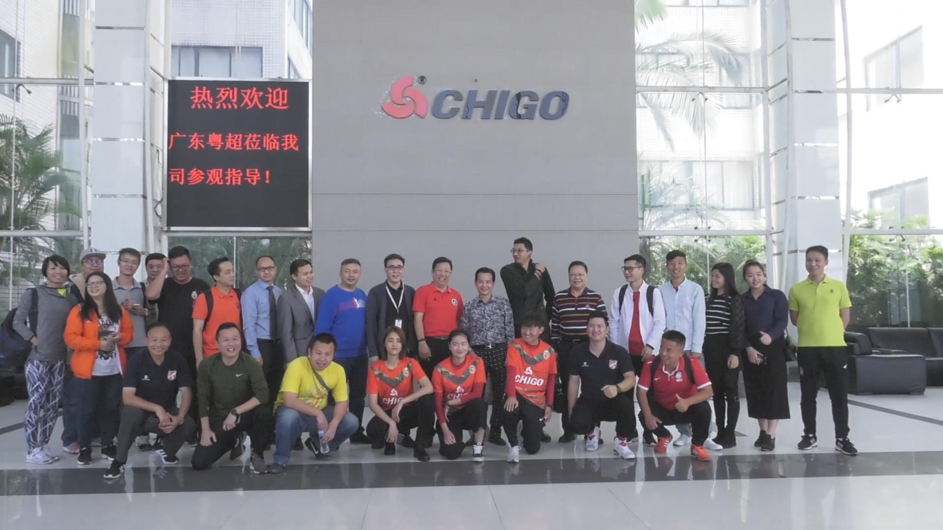 老年摄影列队长枪短炮 围观第五届粤女五甲