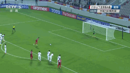 第41分钟,糜昊伦头球回传力量过轻,巴赫尔禁区内挑射,杜佳出击将其