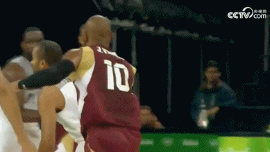 以下是本场比赛的五佳球. 1,帕克旋转小陀螺上篮得手