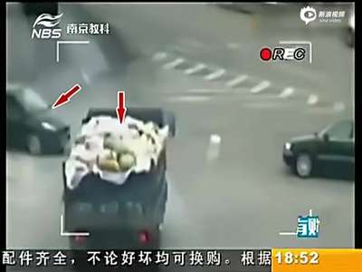 [视频]监拍行人奇迹夹缝求生 加速奔跑侥幸脱险