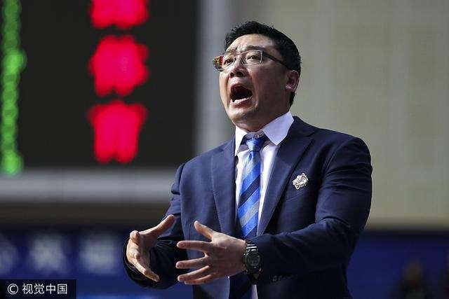 上海男篮主教练赛后言论引发球迷不满 他不下