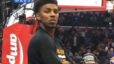 笑尿!球迷场边亮表情包尼克杨都Hold不住了-乐视体育