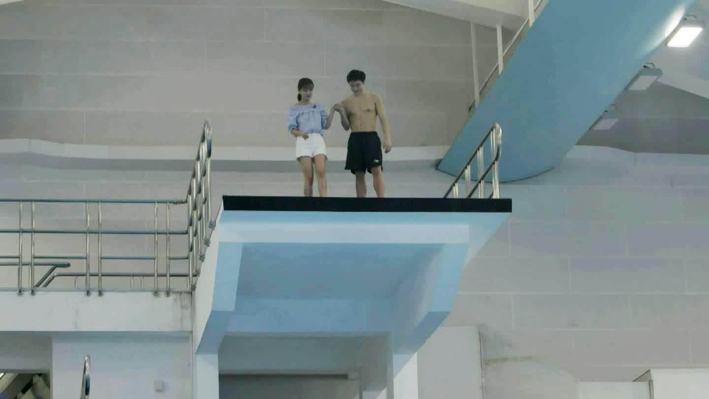 美女体验跳水前滚翻 奥运冠军贴心辅助依旧尖叫连连