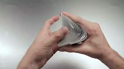 牛人表演花式洗牌 动作让人眼花缭乱