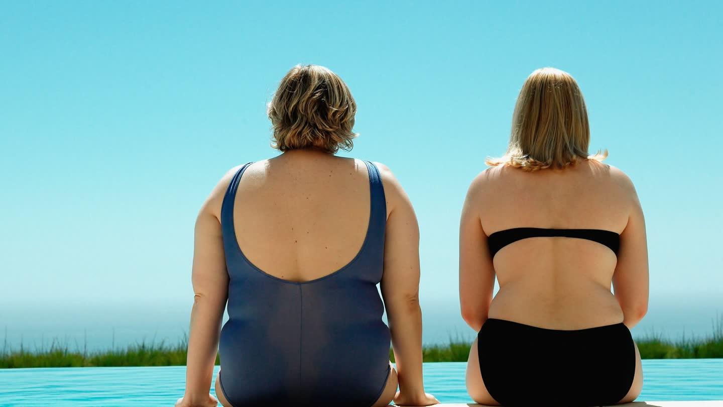 一场身体的洗礼 看肌肉猛男广袤沙漠做瑜伽