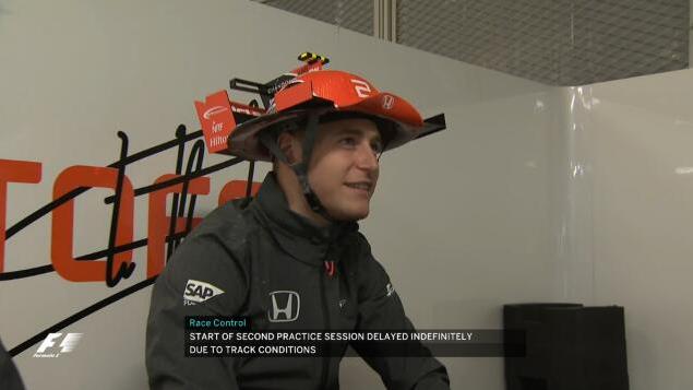 宝刀不老无影腿 大妈公园锻炼健身器材上高难度劈叉