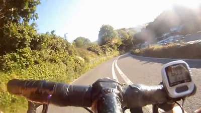 日本变态女子WWE式摔跤 飞身一跃屁股坐脸