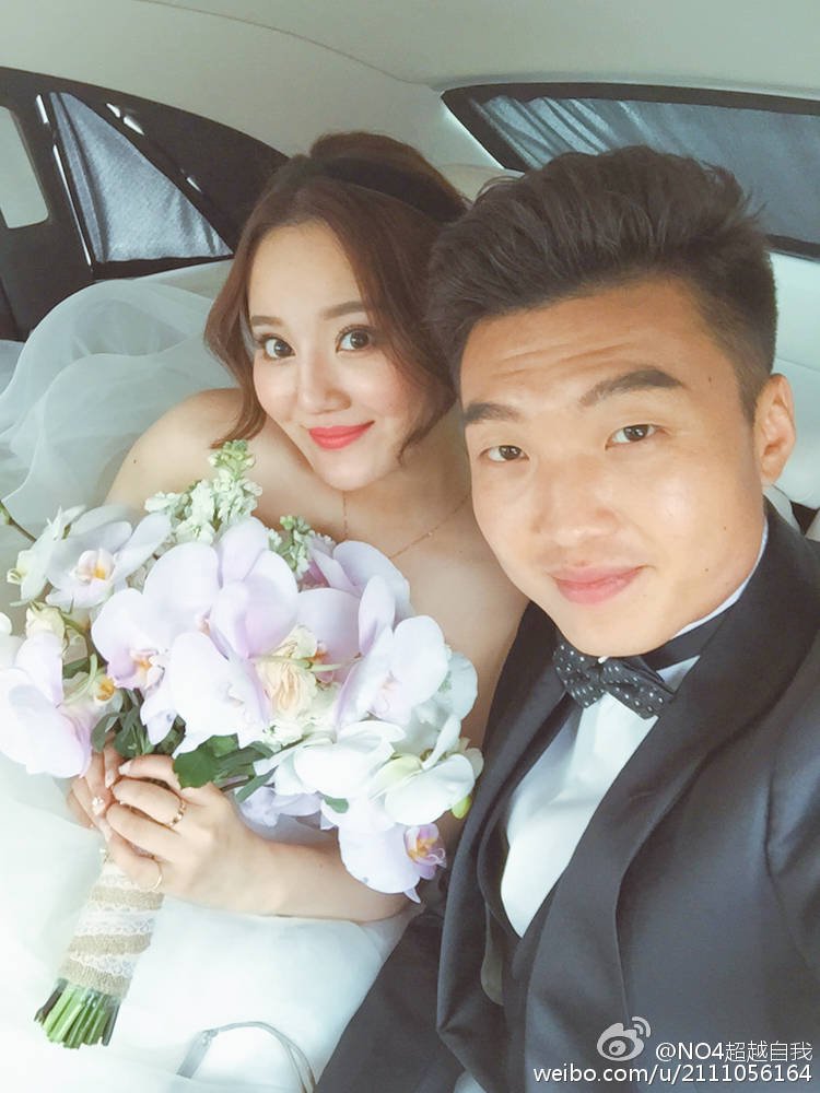 永昌球员李超与空姐女友大婚 发微博秀恩爱