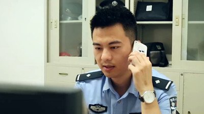 儿时常被欺负的小孩当警察了
