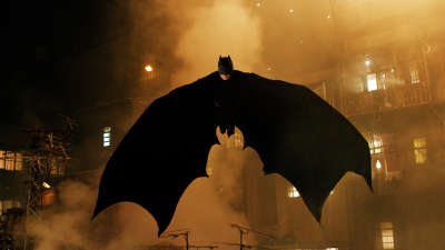 《蝙蝠侠：侠影之谜》片段：高速坠落吓死你！蝙蝠侠逼供有绝招