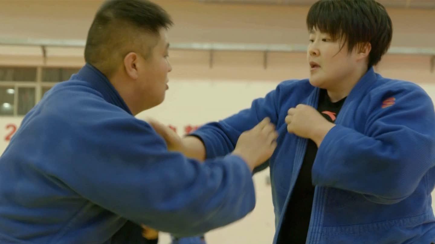 美女体验跳水前滚翻 奥运冠军贴心辅助依旧尖叫连连