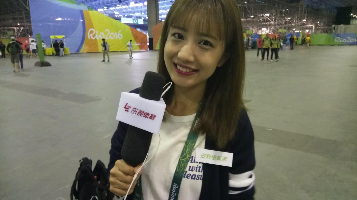 美女体验跳水前滚翻 奥运冠军贴心辅助依旧尖叫连连