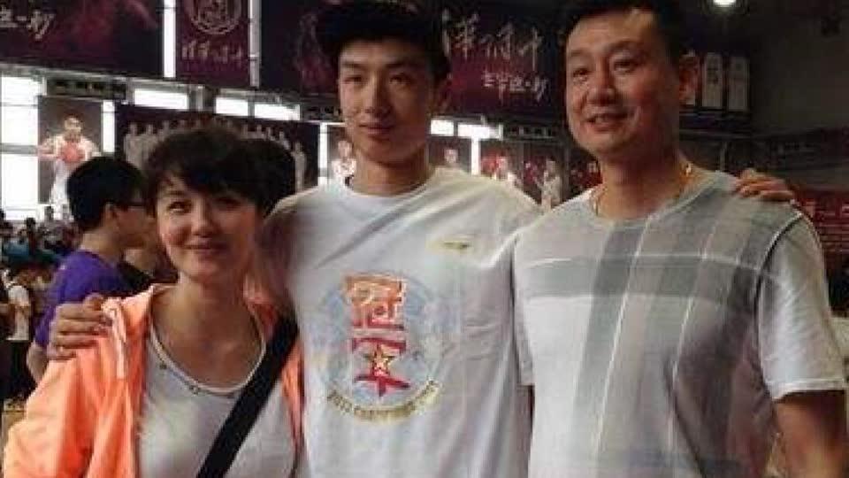 一言不合就隔扣!国篮视频郑武之子郑祺龙校队名宿二嘉图片