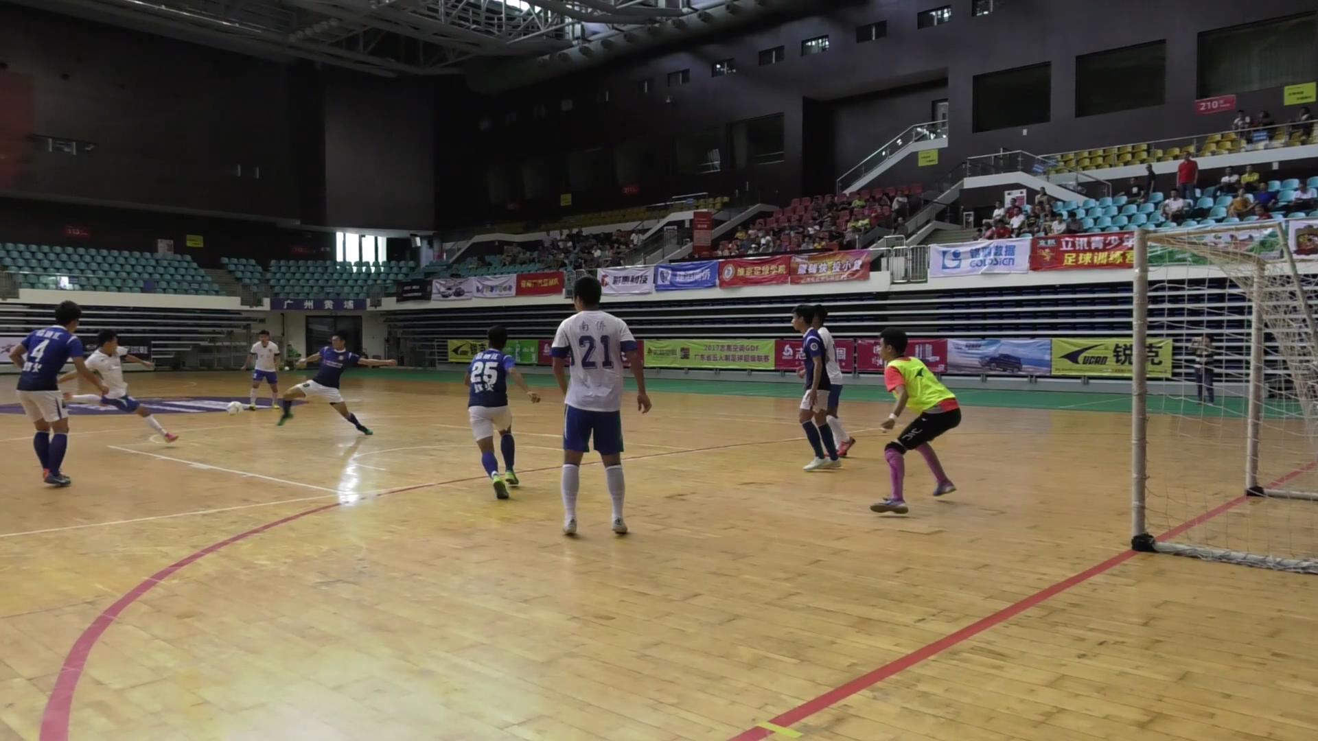 老年摄影列队长枪短炮 围观第五届粤女五甲