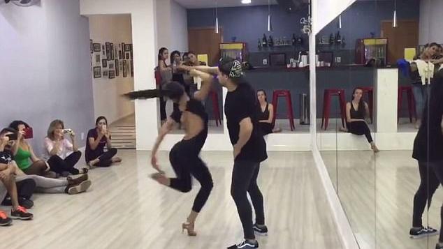 本想和宠物一起做瑜伽 奈何我家狗子老是想上我