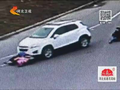 [视频]“马路新手”撞倒电动车 跌落女子险被碾压