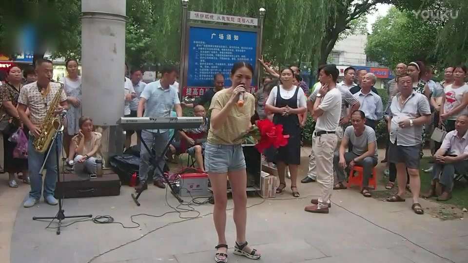 美女在广场演唱经典歌曲《香水有毒》好听醉了