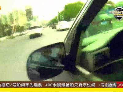 小车违法“压线”行驶 交警拦停依法处罚