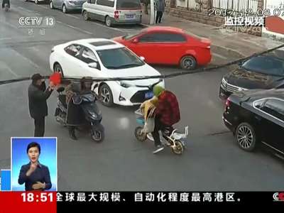 [视频]山东济南 线缆垂落路口 路人接力撑出“通道”