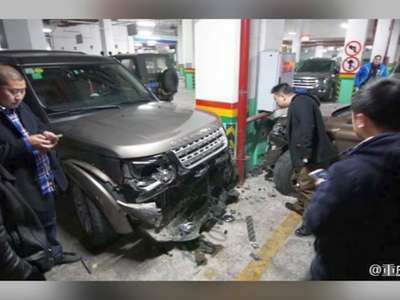 又是女司机！出车库刹车不及连撞八车