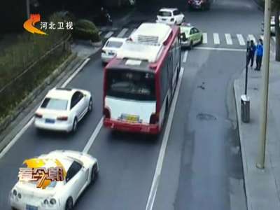 [视频]酷炫跑车取快递 2分钟5违法