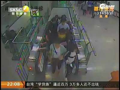 [视频]电扶梯紧紧咬住细高跟鞋 女乘客光脚被吓呆