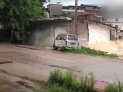 [视频]实拍江西鄱阳县河堤溃口 成片平房被冲垮