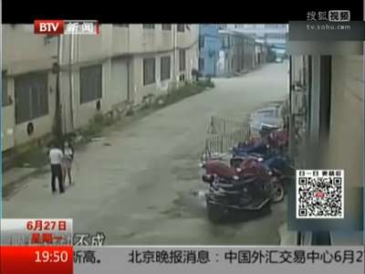 [视频]歹徒当街抢夺女孩背包 抢劫不成诅咒其找不到男友