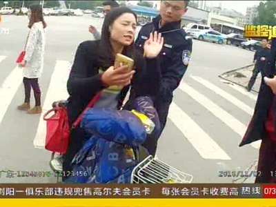 民警拦停占道电动车 女车主撒泼拒绝学法