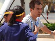 黄健翔“刁难”00后 造纸船横渡洱海