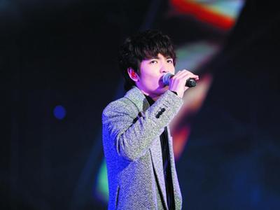 《新娱乐在线》20141130:萧敬腾上海开唱雨