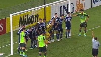 全北角球引发门前混乱 禁区间接任意球弹飞