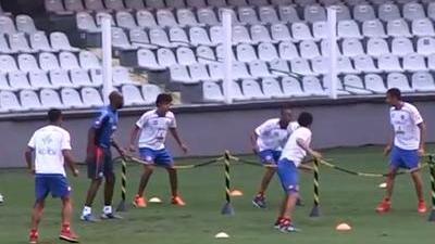 哥斯达黎加赛前备战 队员玩网式足球秀脚法