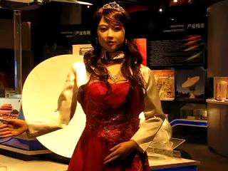 西安超人机器人—中国首位美女迎宾机器人