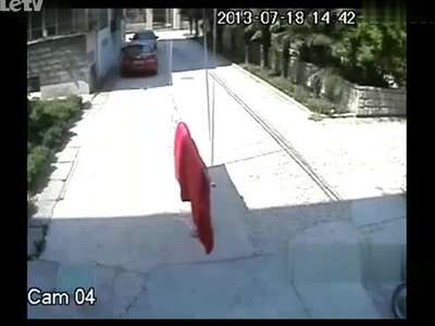 男子光天化日开摩托车偷棉被